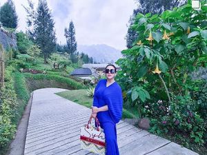 7 Gaya Syahrini Liburan Mewah di Bromo, Naik Jet Pribadi, Bawa Tas UMKM 7 Gaya Syahrini Liburan Mewah di Bromo, Naik Jet Pribadi, Bawa Tas UMKM