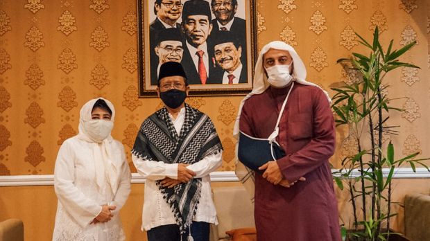 Setelah aktif kembali berceramah pasca insiden penusukan terhadap dirinya di Lampung pekan lalu, ulama dan penceramah kondang syekh Ali Jaber, hari Minggu sore (20/9), berkunjung ke kediaman Menko Polhukam, Mahfud MD.