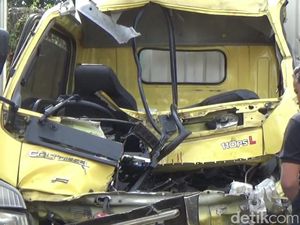 Truk Pengangkut Roti Tabrak Truk di Tol Cipularang, Dua Orang Tewas