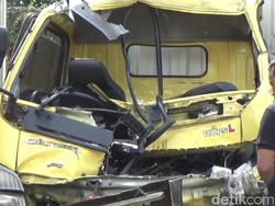 Truk Pengangkut Roti Tabrak Truk di Tol Cipularang, Dua Orang Tewas