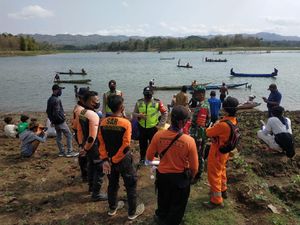 Perahu Terbalik, Dua Pria Tewas Tenggelam di Waduk Sutami Malang Perahu Terbalik, Dua Pria Tewas Tenggelam di Waduk Sutami Malang