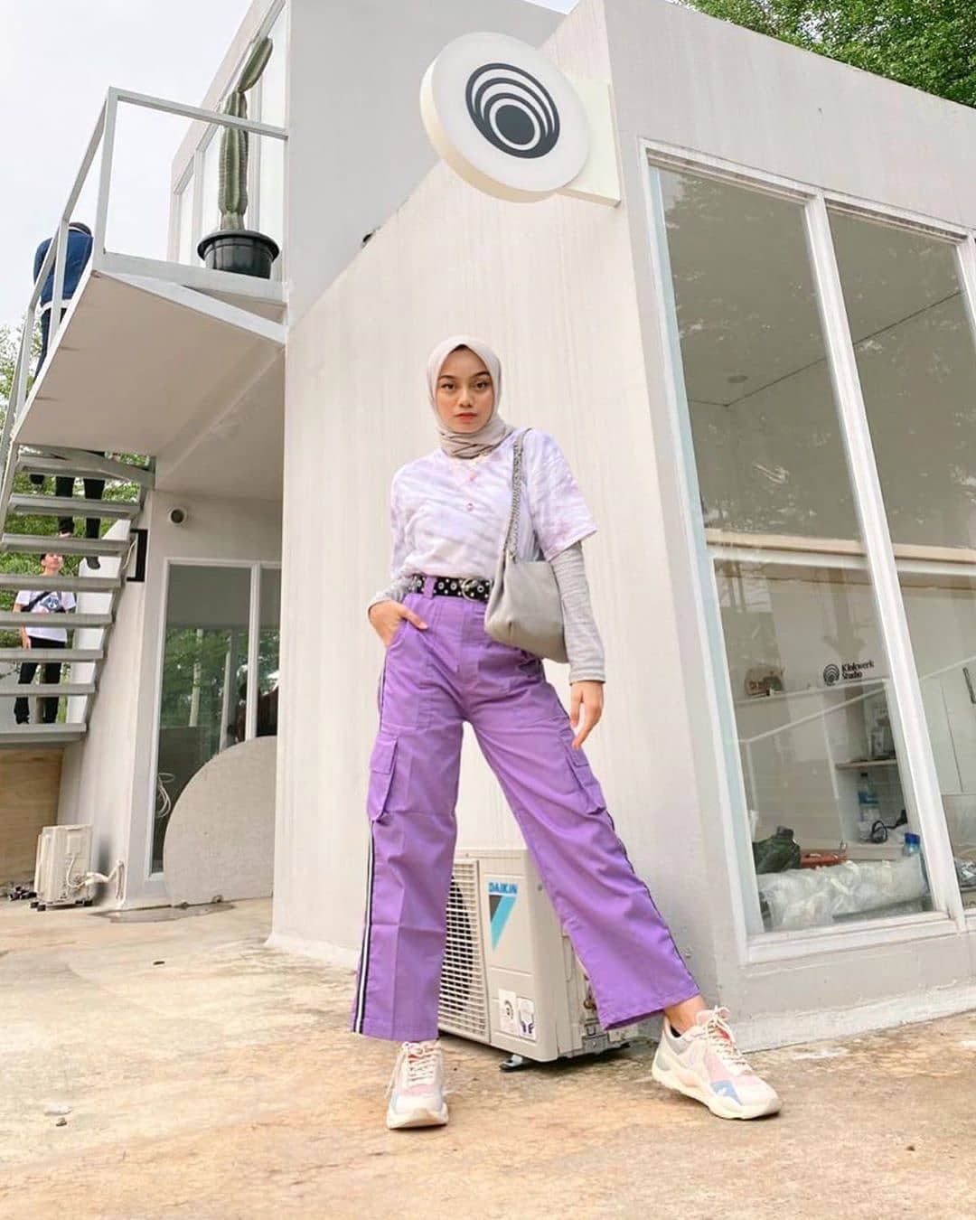 Tips Mix and Match Hijab dengan Outfit Warna Lilac Halaman 3