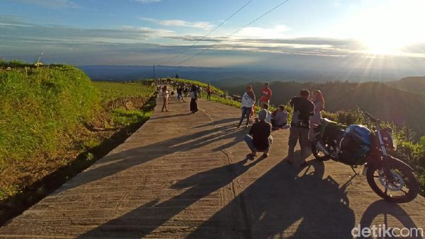 Potret Jalan Tol Kayangan di Dataran Tinggi Dieng