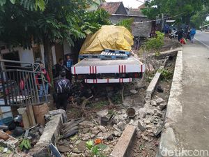 Truk Semen Tabrak Rumah dan Sepeda Motor di Cianjur