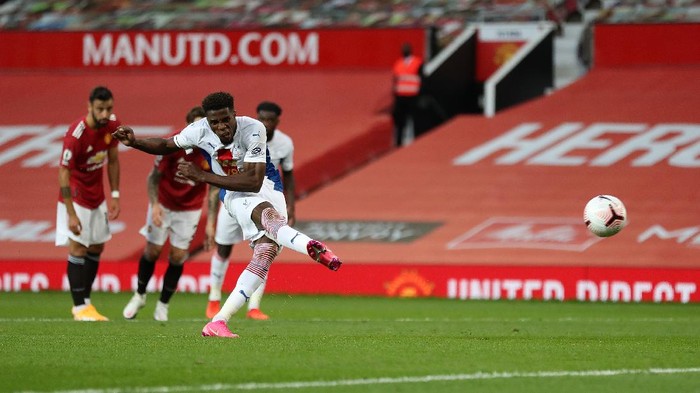 MANCHESTER, ENGLAND - SEPTEMBER 19: Wilfried Zaha of Crystal Palace scores a penalty for his teams second goal during the Premier League match between Manchester United and Crystal Palace at Old Trafford on September 19, 2020 in Manchester, England. (Photo by Martin Rickett - Pool/Getty Images)
