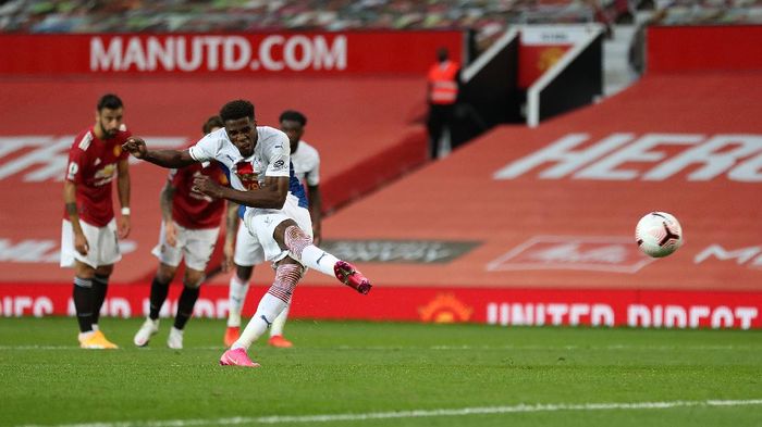 Wilfried Zaha MANCHESTER, ENGLAND - SEPTEMBER 19: Wilfried Zaha of Crystal Palace scores a penalty for his teams second goal during the Premier League match between Manchester United and Crystal Palace at Old Trafford on September 19, 2020 in Manchester, England. (Photo by Martin Rickett - Pool/Getty Images)