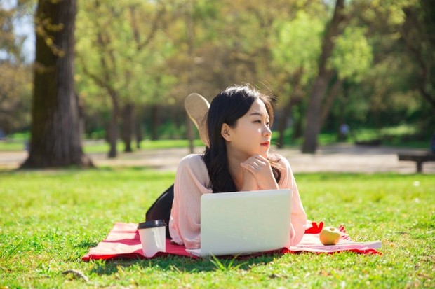 Tetapkan jam kerja untuk diri sendiri dan lakukan segala daya untuk mematuhinya. Jika tidak, tanpa disadari kamu akan bekerja sampai tengah malam setiap harinya.