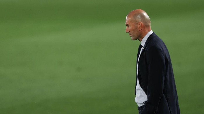 MADRID, SPAIN - JULY 02: Head coach Zinedine Zidane of Real Madrid reacts during the Liga match between Real Madrid CF and Getafe CF at Estadio Alfredo Di Stefano on July 02, 2020 in Madrid, Spain. Football Stadiums around Europe remain empty due to the Coronavirus Pandemic as Government social distancing laws prohibit fans inside venues resulting in all fixtures being played behind closed doors. (Photo by Angel Martinez/Getty Images)