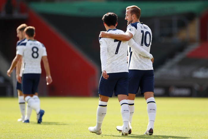 SOUTHAMPTON, ENGLAND - SEPTEMBER 20: Harry Kane of Tottenham Hotspur celebrates with teammate Heung-Min Son after scoring his teams fifth goal during the Premier League match between Southampton and Tottenham Hotspur at St Marys Stadium on September 20, 2020 in Southampton, England. (Photo by Andrew Boyers - Pool/Getty Images)