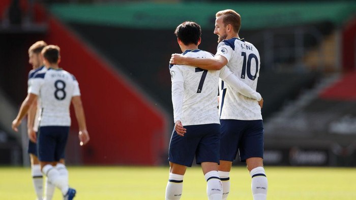 SOUTHAMPTON, ENGLAND - SEPTEMBER 20: Harry Kane of Tottenham Hotspur celebrates with teammate Heung-Min Son after scoring his team's fifth goal during the Premier League match between Southampton and Tottenham Hotspur at St Mary's Stadium on September 20, 2020 in Southampton, England. (Photo by Andrew Boyers - Pool/Getty Images)
