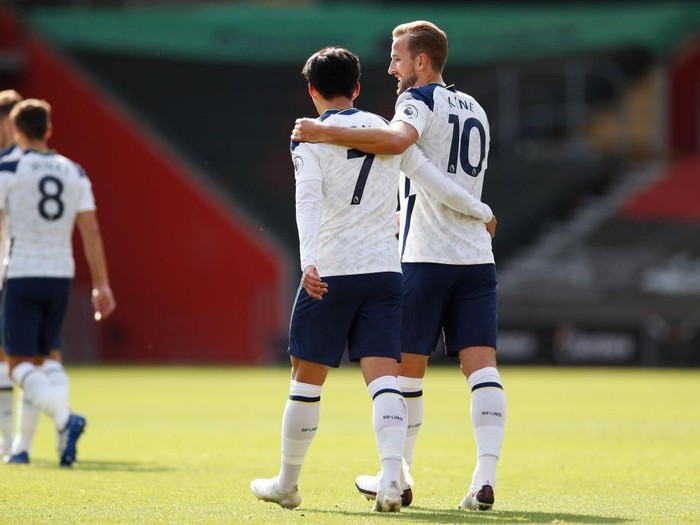 SOUTHAMPTON, ENGLAND - SEPTEMBER 20: Harry Kane of Tottenham Hotspur celebrates with teammate Heung-Min Son after scoring his team's fifth goal during the Premier League match between Southampton and Tottenham Hotspur at St Mary's Stadium on September 20, 2020 in Southampton, England. (Photo by Andrew Boyers - Pool/Getty Images)