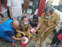 Beras Bansos Bercampur Butiran Plastik Diterima 8 Keluarga di Cianjur