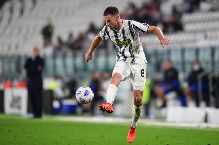 Juventus Welsh midfielder Aaron Ramsey controls the ball during the Italian Serie A football match Juventus vs Sampdoria on September 20, 2020 at the Juventus stadium in Turin. (Photo by Miguel MEDINA / AFP)