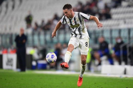 Juventus' Welsh midfielder Aaron Ramsey controls the ball during the Italian Serie A football match Juventus vs Sampdoria on September 20, 2020 at the Juventus stadium in Turin. (Photo by Miguel MEDINA / AFP)