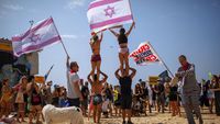 Aksi Warga Israel Demo di Pantai Tolak Lockdown Jilid 2