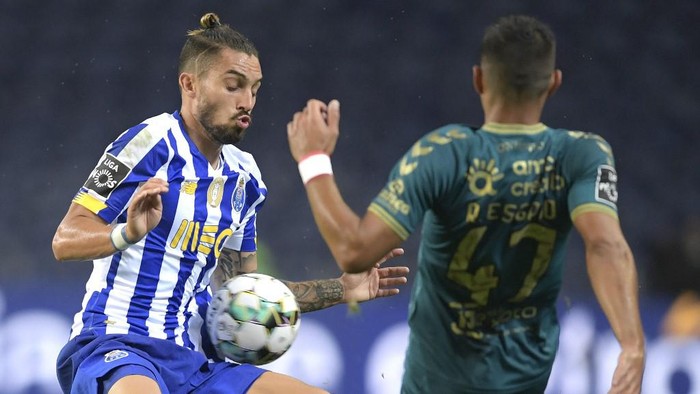 Portos Brazilian defender Alex Telles (L) vies with Bragas Portuguese defender Ricardo Esgaio during the Portuguese League football match between FC Porto and Sporting Braga at the Dragao stadium in Porto on September 19, 2020. (Photo by Fernando VELUDO / AFP)