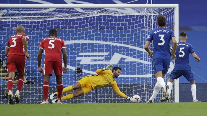 LONDON, ENGLAND - SEPTEMBER 20: Alisson Becker of Liverpool saves a penalty from Jorginho of Chelsea during the Premier League match between Chelsea and Liverpool at Stamford Bridge on September 20, 2020 in London, England. (Photo by Matt Dunham - Pool/Getty Images)