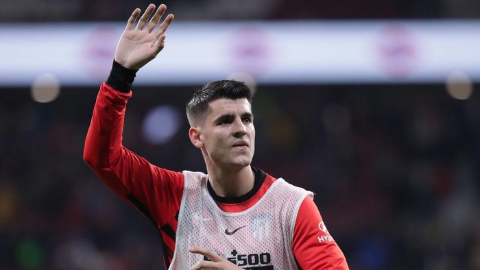 MADRID, SPAIN - FEBRUARY 23: Alvaro Morata of Atletico de Madrid greets the audience before the Liga match between Club Atletico de Madrid and Villarreal CF at Wanda Metropolitano on February 23, 2020 in Madrid, Spain. (Photo by Gonzalo Arroyo Moreno/Getty Images)