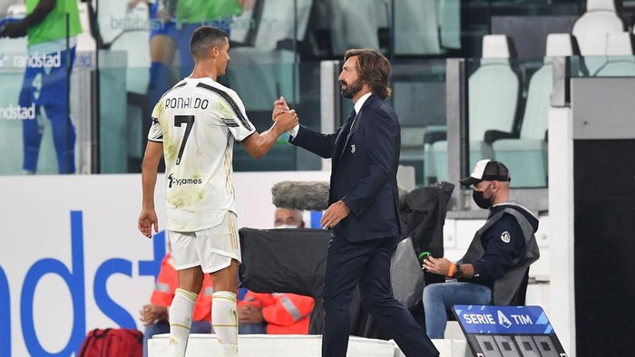 TURIN, ITALY - SEPTEMBER 20:  Cristiano Ronaldo (L) and Juventus head coach Andrea Pirlo celebrate victory at the end of the Serie A match between Juventus and UC Sampdoria at Allianz Stadium on September 20, 2020 in Turin, Italy.  Photo by Valerio Pennicino/Getty Images)  (Photo by Valerio Pennicino/Juventus FC via Getty Images)