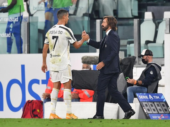 TURIN, ITALY - SEPTEMBER 20:  Cristiano Ronaldo (L) and Juventus head coach Andrea Pirlo celebrate victory at the end of the Serie A match between Juventus and UC Sampdoria at Allianz Stadium on September 20, 2020 in Turin, Italy.  Photo by Valerio Pennicino/Getty Images)  (Photo by Valerio Pennicino/Juventus FC via Getty Images)