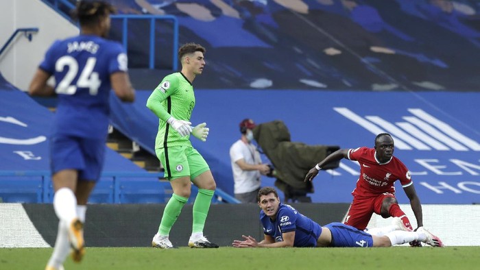 LONDON, ENGLAND - SEPTEMBER 20: Andreas Christensen of Chelsea and Sadio Mane of Liverpool react, after Andreas Christensen of Chelsea fouls Sadio Mane of Liverpool leading to a red card for Andreas Christensen following a VAR review during the Premier League match between Chelsea and Liverpool at Stamford Bridge on September 20, 2020 in London, England. (Photo by Matt Dunham - Pool/Getty Images)