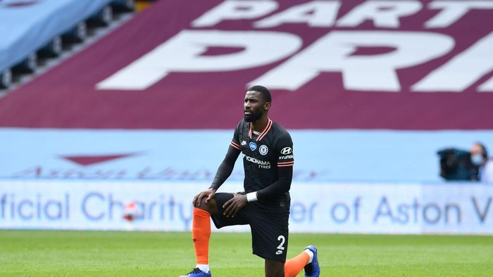 BIRMINGHAM, ENGLAND - JUNE 21: Antonio Rudiger of Chelsea takes a knee in support of the Black Lives Matter movement  during the Premier League match between Aston Villa and Chelsea FC at Villa Park on June 21, 2020 in Birmingham, England. Football Stadiums around Europe remain empty due to the Coronavirus Pandemic as Government social distancing laws prohibit fans inside venues resulting in all fixtures being played behind closed doors. (Photo by Justin Tallis/Pool via Getty Images)