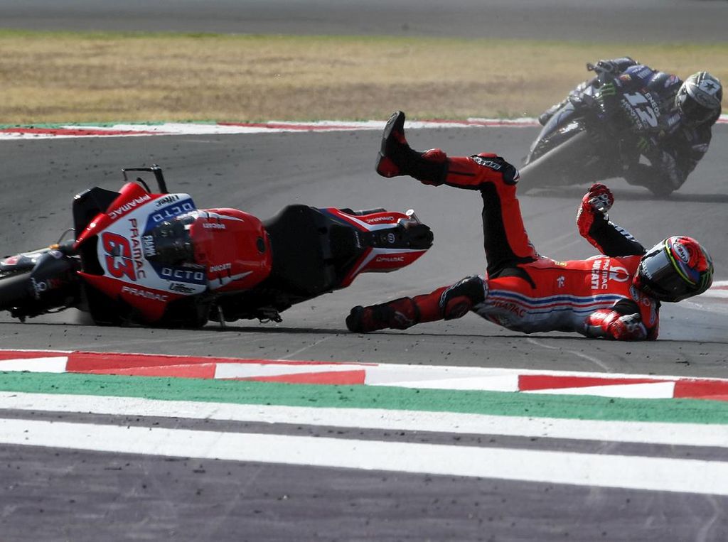 Pecco Bicara Lapisan Kaca Helm MotoGP yang Membawa Petaka Pecco Bicara Lapisan Kaca Helm MotoGP yang Membawa Petaka