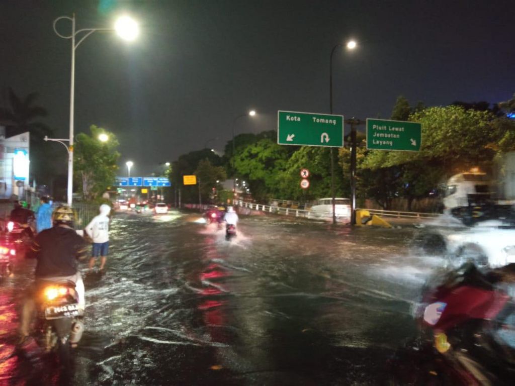 Jalan Letjen S Parman Jakbar Banjir, Lalu Lintas Tersendat Jalan Letjen S Parman Jakbar Banjir, Lalu Lintas Tersendat