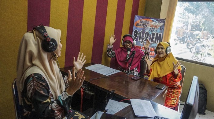 Seorang guru sekolah dasar mengajar pelajaran agama di rumah muridnya di Kelurahan Pesantren, Kota Kediri, Jawa Timur, Selasa (15/9/2020). Pembelajaran kelompok kecil di rumah siswa sekali dalam sebulan tersebut sebagai evaluasi penguasan materi pelajaran sekaligus upaya penyegaran agar siswa tidak bosan mengikuti pembelajaran jarak jauh.