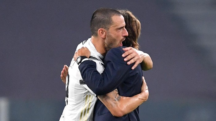TURIN, ITALY - SEPTEMBER 20:  Leonardo Bonucci (L) and Juventus head coach Andrea Pirlo celebrate victory at the end of the Serie A match between Juventus and UC Sampdoria at Allianz Stadium on September 20, 2020 in Turin, Italy.  Photo by Valerio Pennicino/Getty Images)