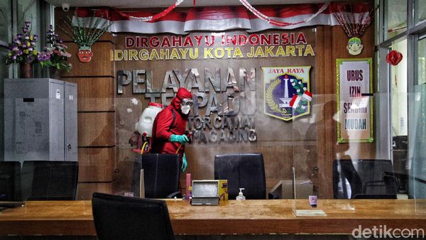 Kantor Kecamatan Kelapa Gading Disemprot Disinfektan