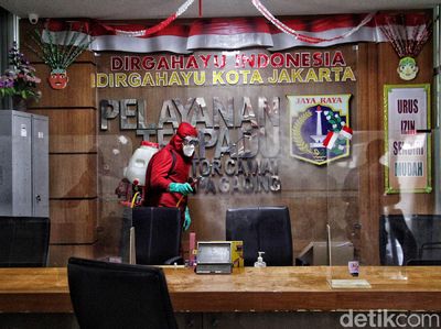 Kantor Kecamatan Kelapa Gading Disemprot Disinfektan