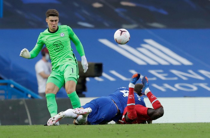 LONDON, ENGLAND - SEPTEMBER 20: Andreas Christensen of Chelsea fouls Sadio Mane of Liverpool, which after a VAR review leads to Andreas Christensen of Chelsea receiving a straight red card during the Premier League match between Chelsea and Liverpool at Stamford Bridge on September 20, 2020 in London, England. (Photo by Matt Dunham - Pool/Getty Images)