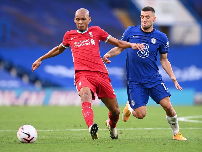 Chelsea vs Liverpool LONDON, ENGLAND - SEPTEMBER 20: Fabinho of Liverpool is challenged by Mateo Kovacic of Chelsea during the Premier League match between Chelsea and Liverpool at Stamford Bridge on September 20, 2020 in London, England. (Photo by Michael Regan/Getty Images)