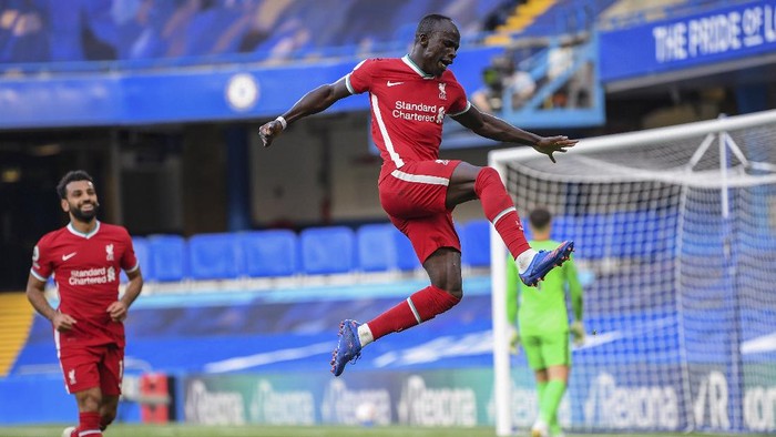 Liverpools Sadio Mane celebrates after scoring during the English Premier League soccer match between Chelsea and Liverpool at Stamford Bridge Stadium, Sunday, Sept. 20, 2020. (Michael Regan/Pool via AP)
