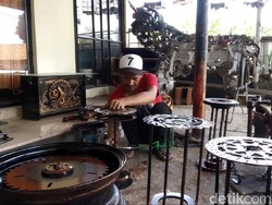 Keren! Pria Asal Kuningan Ini Sulap Limbah Jadi Kursi-Miniatur yang Unik