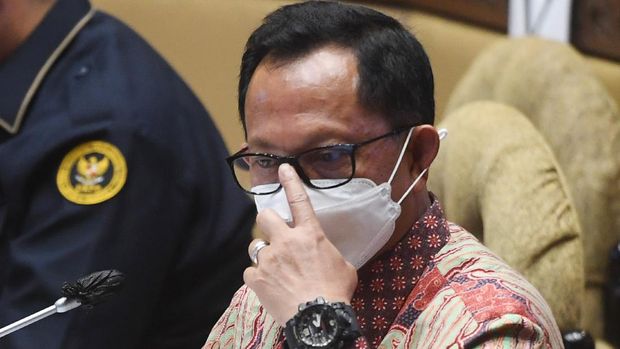 Mendagri Tito Karnavian mengikuti rapat kerja dengan Komisi II DPR di Kompleks Parlemen, Senayan, Jakarta, Senin (21/9/2020). DPR menyetujui pagu anggaran Kementerian Dalam Negeri untuk tahun 2021 sebesar Rp3,2 triliun dan menyetujui tambahan anggaran sebesar Rp1,2 triliun untuk dibahas di Badan Anggaran DPR. ANTARA FOTO/Akbar Nugroho Gumay/pras.