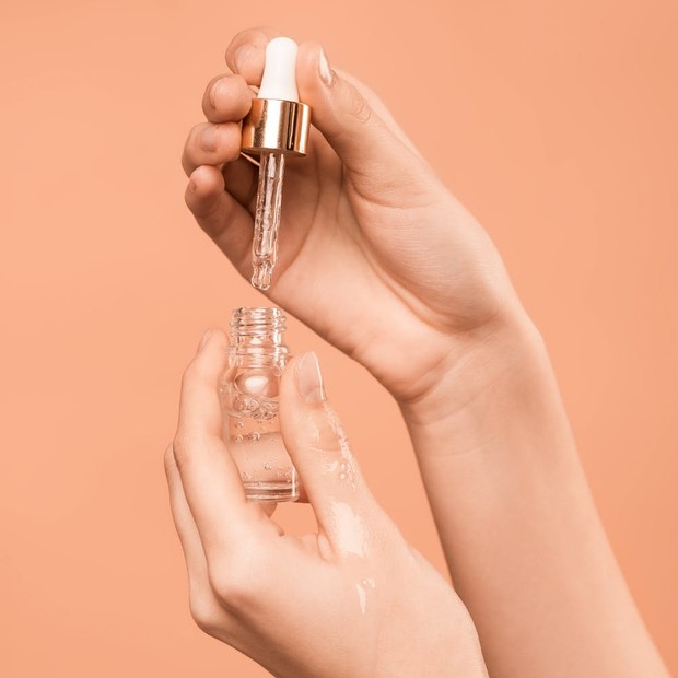 Foto: freepik.com Almond oil untuk merawat wajah.