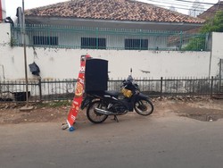 Suka Duka Karyawan Restoran Besar yang Kini Jualannya Ngemper