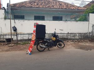 Suka Duka Karyawan Restoran Besar yang Kini Jualannya Ngemper Suka Duka Karyawan Restoran Besar yang Kini Jualannya Ngemper