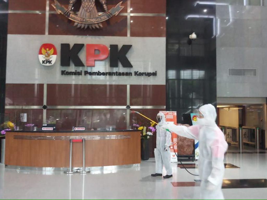 Gedung KPK Disemprot Disinfektan Usai 115 Pegawai-Nonpegawai Positif Corona