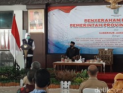 Khofifah Berikan 19 Ventilator ke RS Rujukan COVID-19 di Tapal Kuda