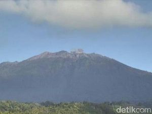 3 Bulan Erupsi, Gunung Raung Masih Keluarkan Asap Putih dan Abu-abu