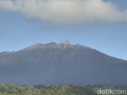 3 Bulan Erupsi, Gunung Raung Masih Keluarkan Asap Putih dan Abu-abu