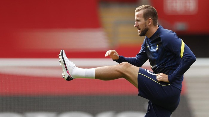 Tottenhams Harry Kane stretches himself during warmup before the English Premier League soccer match between Southampton and Tottenham Hotspur at St. Marys Stadium in Southampton, England, Sunday, Sept. 20, 2020. (Andrew Boyers/Pool via AP)