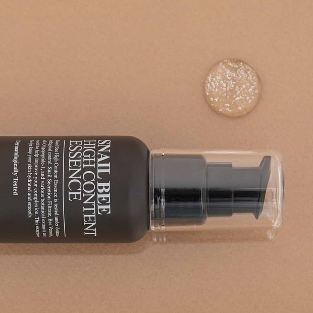 Dengan kandungan utama snail secretion filtrate, Benton Snail Bee High Content Essence mampu melembapkan kulit, meningkatkan produksi kolagen, menyembuhkan jerawat, melindungi kulit dari radikal bebas, mengangkat sel kulit mati, serta mencerahkan wajah.