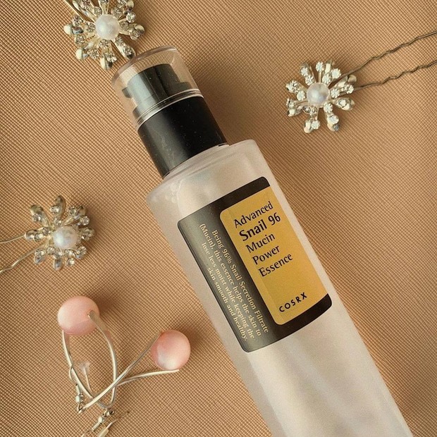 Cosrx Advanced Snail 96 Mucin Power Essence mengandung 96 persen lendir siput yang dapat melembapkan dan menghidrasi kulit, mengatasi inflamasi dan jerawat, meregenerasi kulit, serta menstimulus produksi kolagen.