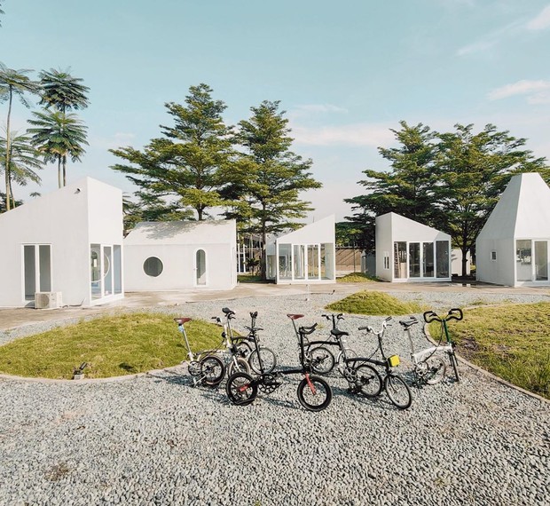 Tak hanya sebagai tempat hangout dan wadah bagi komunitas kreatif, di Kumulo Creative Compound BSD kamu juga dapat melakukan hal kesukaan atau hobi seperti bermain sepeda dan skuter.
