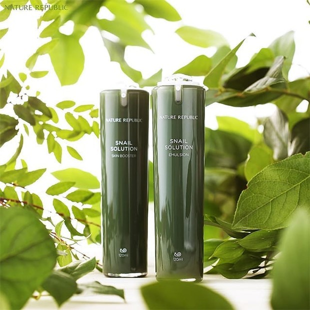 Nature Republic Snail Solution Skin Booster mengandung 80 persen lendir siput yang dapat menenangkan dan melembapkan kulit, menjaga elastistas, melawan tanda-tanda penuaan atau antiaging, serta mencerahkan kulit.