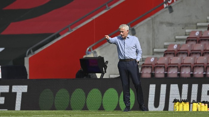 Tottenhams manager Jose Mourinho gives instructions to his players during the English Premier League soccer match between Southampton and Tottenham Hotspur at St. Marys Stadium in Southampton, England, Sunday, Sept. 20, 2020. (Justin Tallis/Pool via AP)
